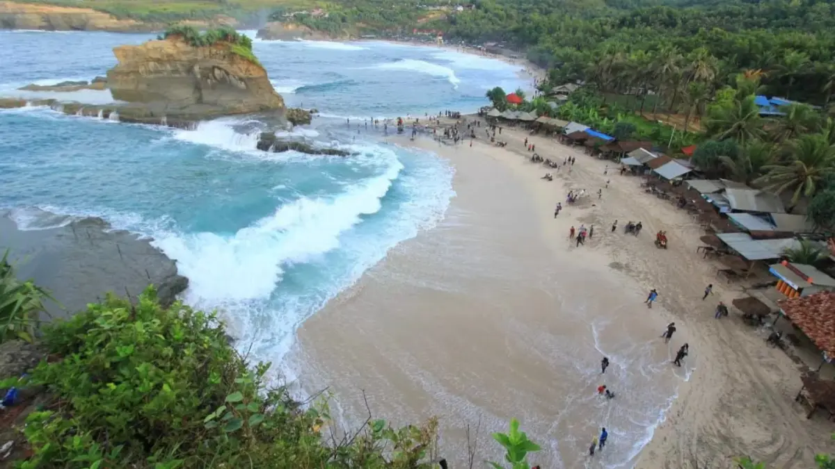 POTENSI PAD: Aktivitas wisatawan di kawasan camping salah satu destinasi wisata Pacitan. DOK JAWA POS RADAR PACITAN