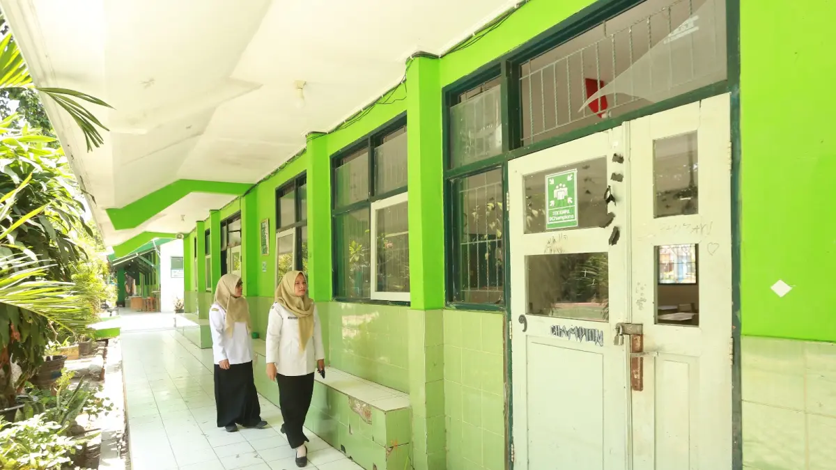 BELAJAR DARI RUMAH: Gedung SMPN 7 Madiun yang berbatasan langsung dengan kompleks Padepokan Agung Madiun (PAM). Bagas Bimantara/Jawa Pos Radar Madiun