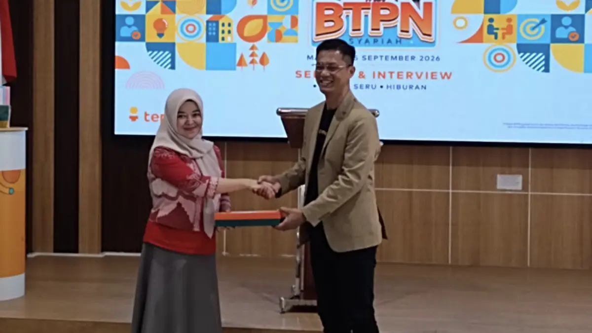 Distribution Head BTPN Syariah Firmansyah menyerahkan cinderamata kepada Kepala Biro Alumni dan Pengembangan Karier UNIPMA Ratih Christiana.