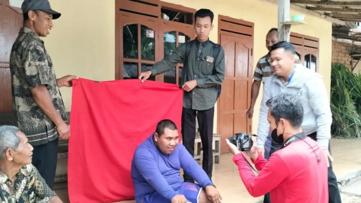 JEMPUT BOLA: Petugas Dukcapil Pacitan melakukan perekaman biometrik e-KTP bagi warga yang kesulitan mendatangi kantor pelayanan.