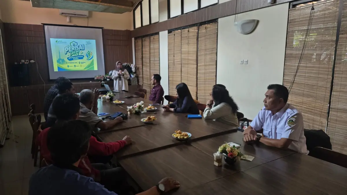 PERLUAS PERLINDUNGAN: Kepala BPJS Ketenagakerjaan Cabang Madiun Sevy Renita Setyaningrum (tengah) saat memberikan pengarahan dalam kegiatan monitoring dan evaluasi produktivitas agen Perisai guna memperluas kepesertaan jaminan sosial bagi pekerja rentan dan sektor informal.