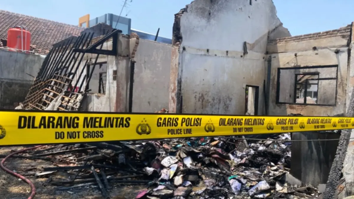 SI JAGO MERAH: Petugas Satpol PP dan Damkar Ponorogo memadamkan kebakaran gudang arsip Puskesmas Ponorogo Selatan di Jalan Pacar, Kelurahan Tonatan, Kamis (24/9) dini hari.