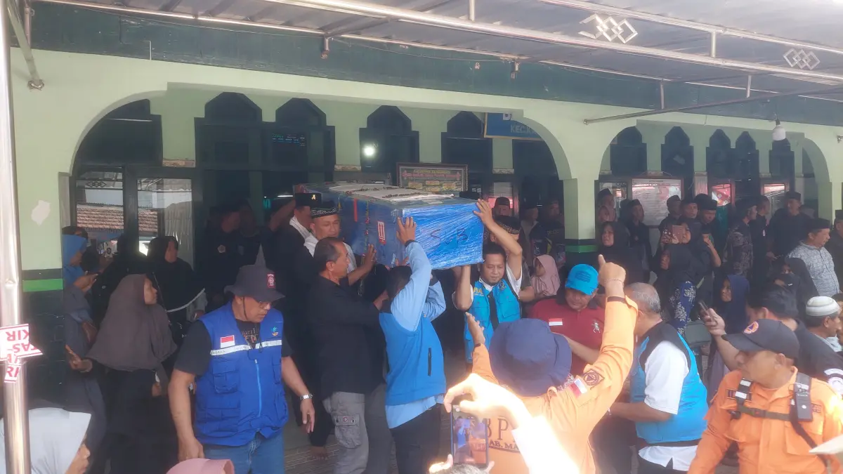DUKA KARE: Ratusan warga dan kerabat mengiringi pemakaman Taruno Hidayat di Dusun Seweru, Desa Kare, Kabupaten Madiun, Sabtu (26/9), setelah 13 hari dinyatakan hilang. DIAN RAHAYU/RADAR MADIUN