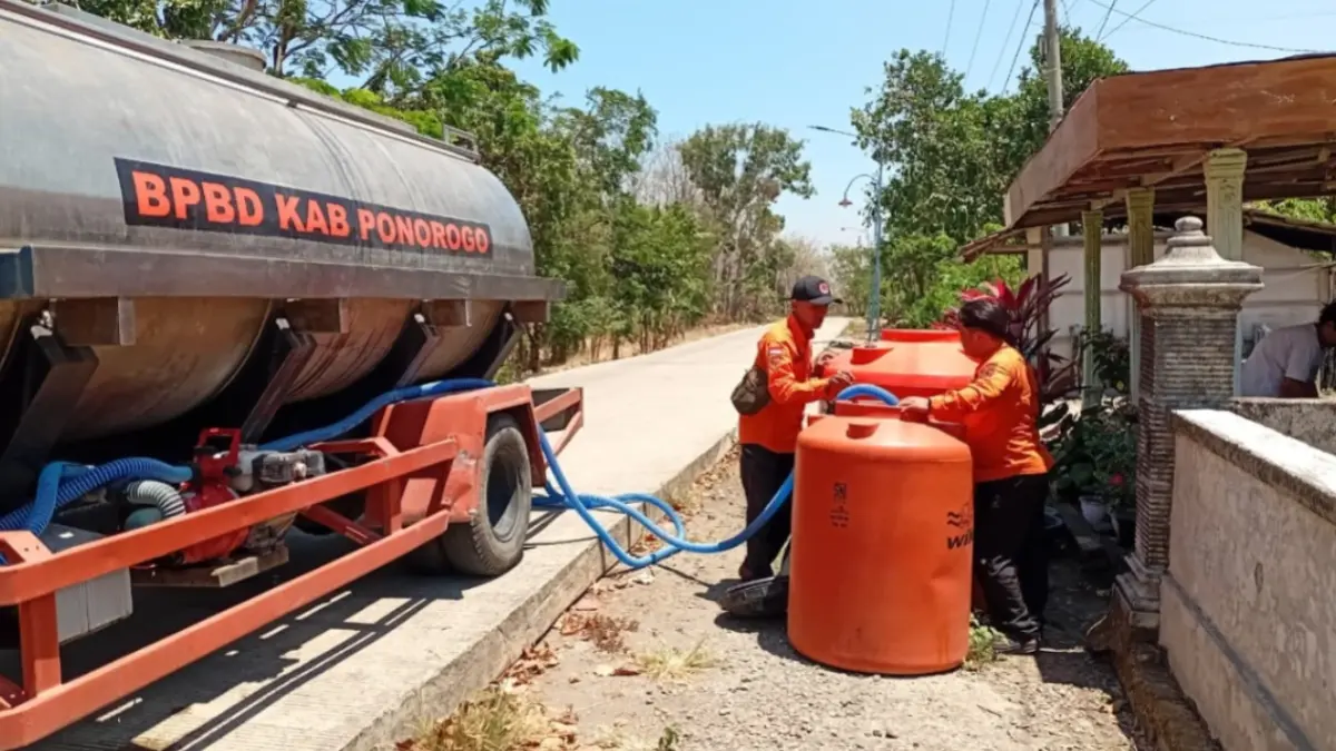 PASOK AIR: Petugas BPBD Ponorogo mendistribusikan air bersih kepada warga terdampak kekeringan. BPBD/JAWA POS RADAR PONOROGO