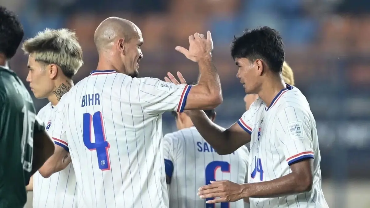 Thailand puncaki klasemen sementara grup B.