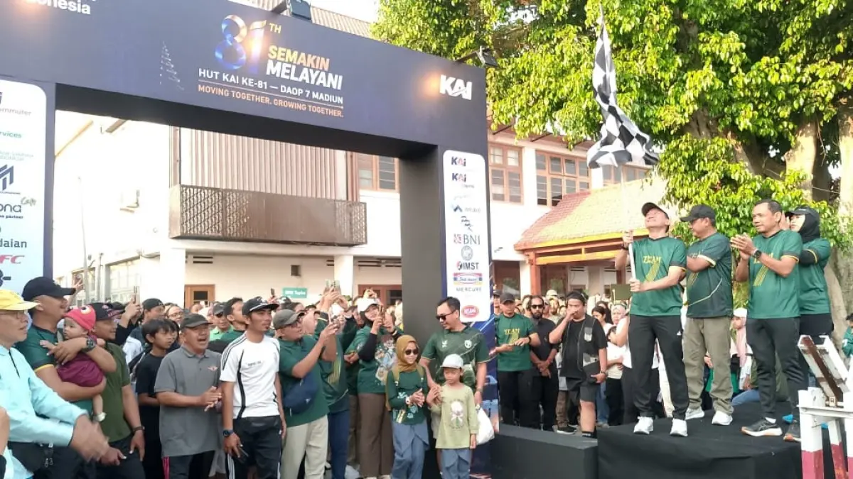 SEMANGAT MELAYANI: KAI Daop 7 Madiun memperingati HUT Ke-81 KAI dengan berbagai kegiatan sosial, termasuk penyerahan seragam kepada 53 porter.