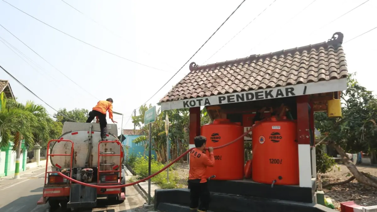 ANDALKAN DROPPING: Tandon menampung pasokan air bersih untuk warga Lingkungan Kayen, Kelurahan Kelun. BAGAS BIMANTARA/JAWA POS RADAR MADIUN