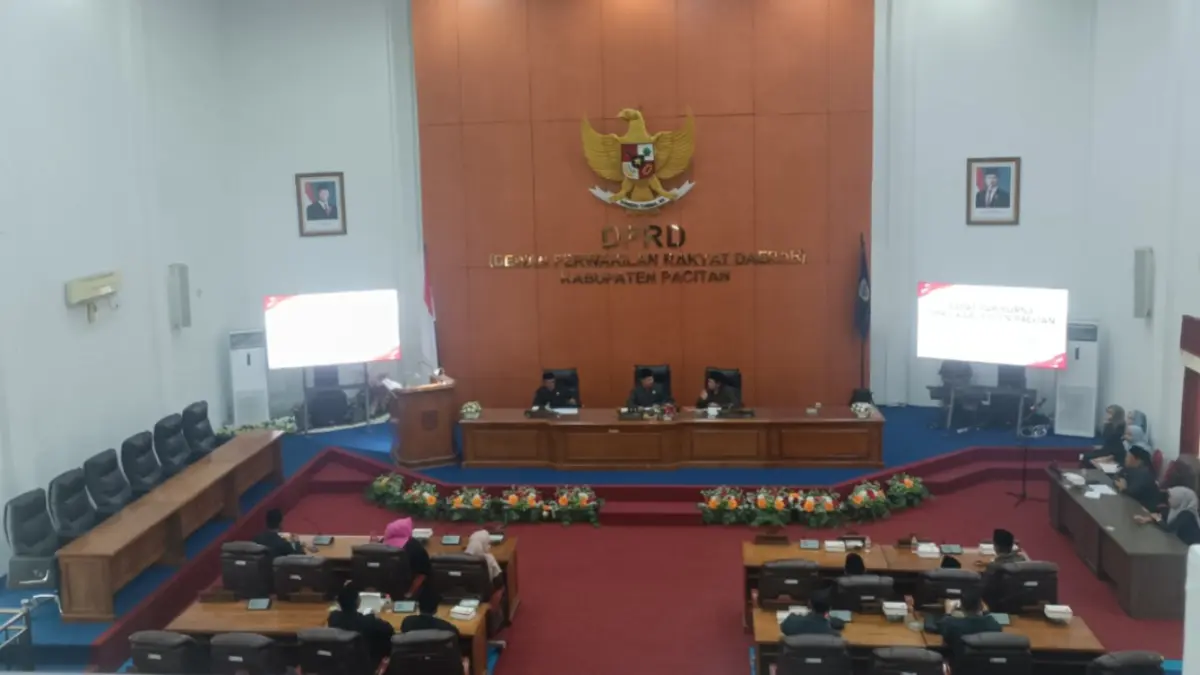 BAHAS REGULASI: Suasana rapat paripurna DPRD Pacitan, Kamis (25/9). Pemkab mengusulkan lima raperda untuk masuk Propemperda 2027.