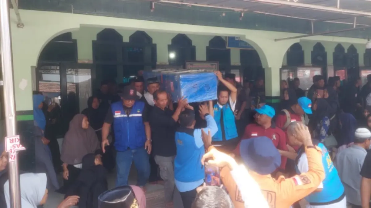 DUKUNG PENDIDIKAN: Pemkab Madiun mengupayakan bantuan beasiswa bagi tiga anak Taruno Hidayat yang masih menempuh pendidikan mulai SD hingga perguruan tinggi. DIAN RAHAYU/RADAR MADIUN