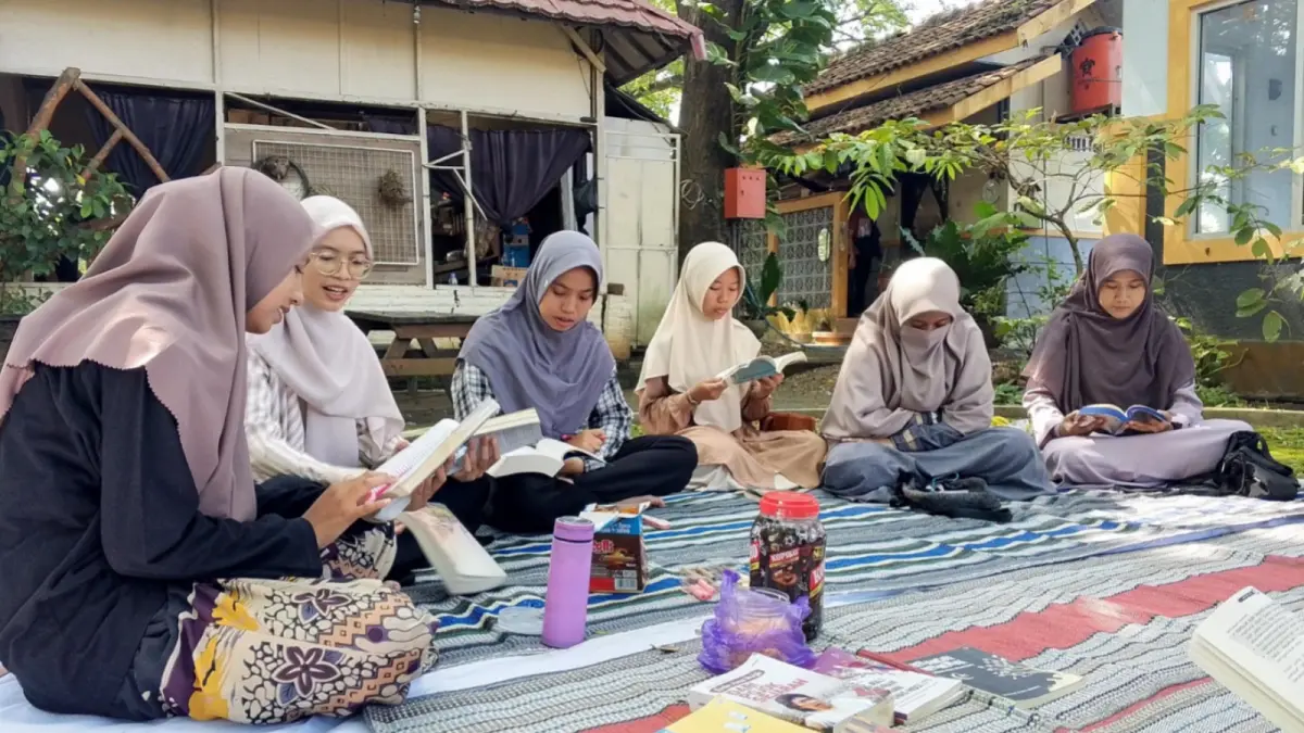 INSPIRATIF: Shofiyah Nahda Nursabella Putri bersama peserta Ponorogo Book Party menggelar kegiatan membaca dan berbagi cerita di ruang publik.