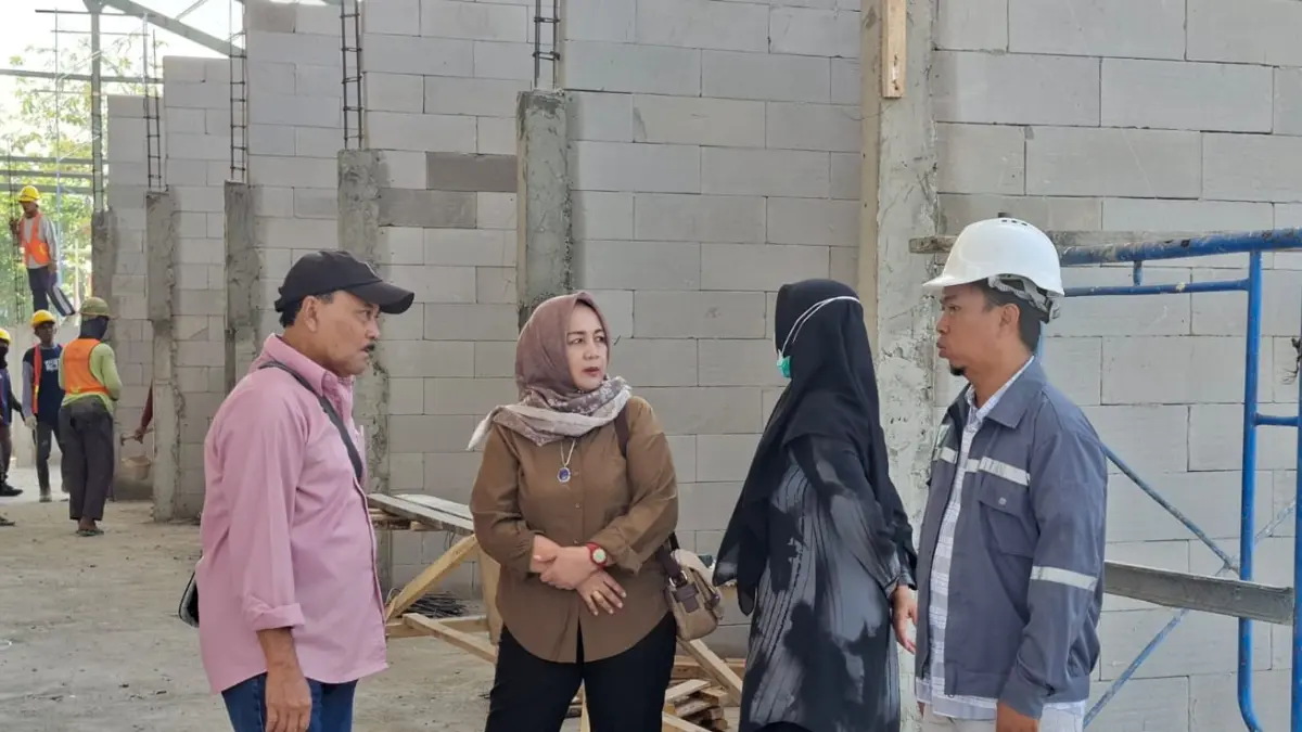 KAWAL PROYEK: Anggota Komisi III DPRD Ngawi bersama DPPTK mengecek pembangunan Pasar Beran, Jumat (25/9). ASEP SYAEFUL BACHRI/JAWA POS RADAR NGAWI