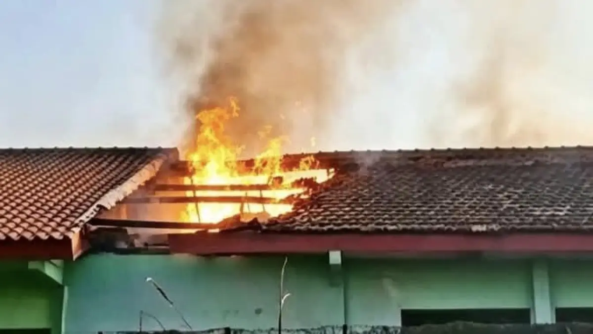 KEBAKARAN: Ruang musik SMPN 1 Jogorogo ludes terbakar setelah api yang diduga berasal dari pembakaran lahan tebu merembet ke kompleks sekolah, Minggu (27/9). DAMKARMAT SATPOL PP UNTUK JAWA POS RADAR NGAWI