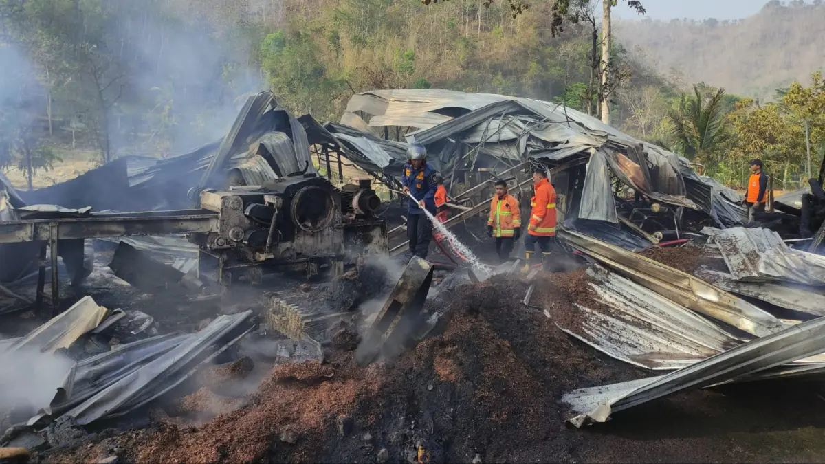 LUDES TERBAKAR: Kondisi pabrik pengolahan kayu UD Manfaat Berkah Grup di Desa Karangrejo, Kecamatan Arjosari, Pacitan, setelah dilalap api, Senin dini hari (28/9). NUR CAHYONO/RADAR PACITAN