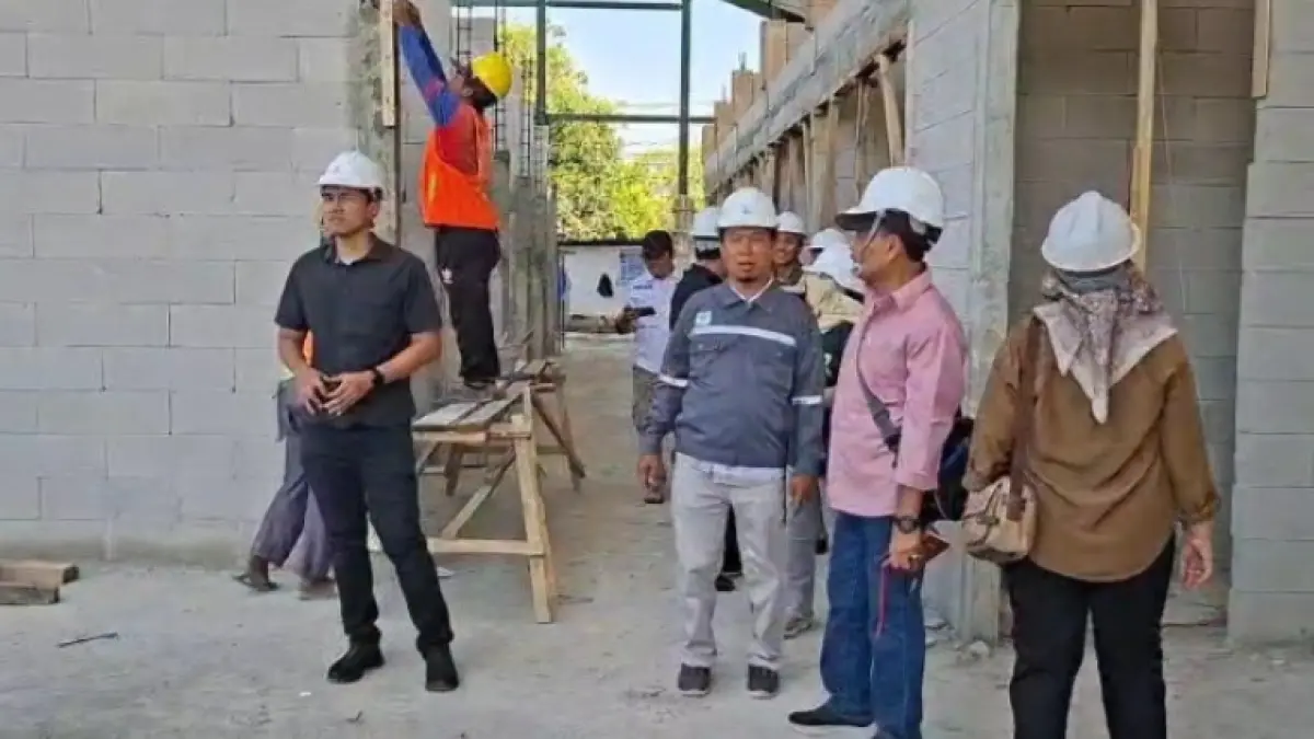 PANTAU PROYEK: Anggota DPRD Ngawi bersama DPPTK meninjau pembangunan Pasar Beran, Jumat (25/9). ASEP SYAEFUL BACHRI/JAWA POS RADAR NGAWI