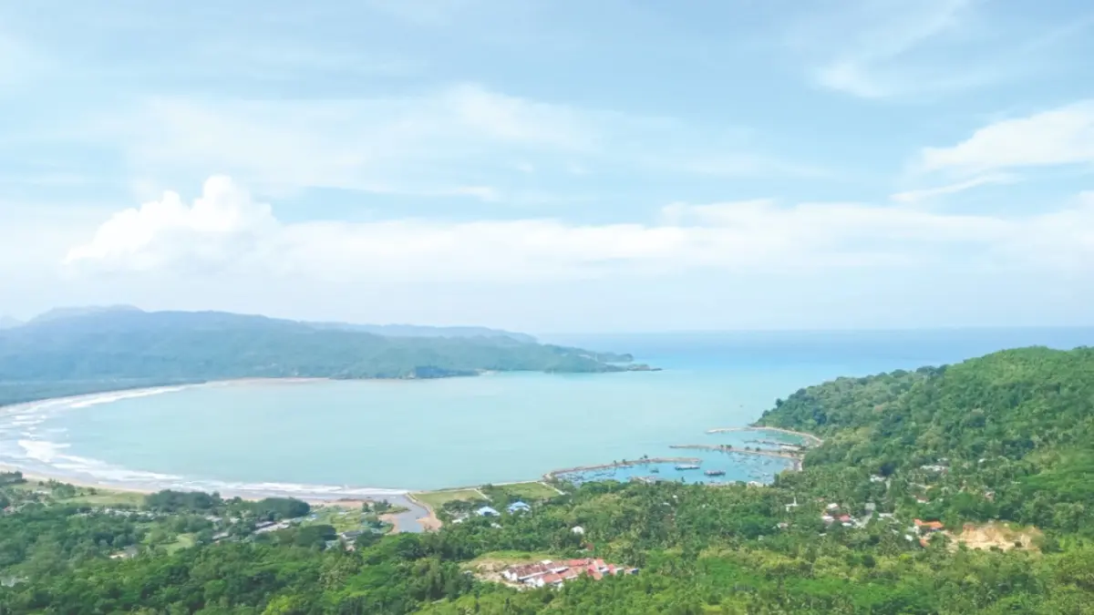 TERIK: Cuaca Pacitan diprakirakan didominasi cerah berawan hingga berawan pada 27–29 September. Suhu siang hari berpotensi mencapai 34 derajat Celsius. NUR CAHYONO/JAWA POS RADAR PACITAN