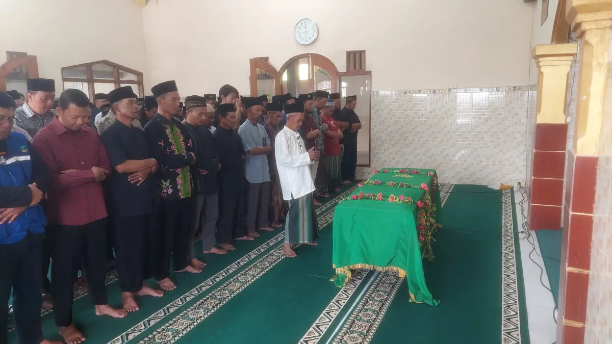 TIBALAH DI RUMAH DUKA: Suasana haru dan tangis pecah saat peti jenazah Tihwin Nuryanto, korban insiden tenggelamnya KM Virgo Transport 8 asal Desa/Kecamatan Kare, Kabupaten Madiun, diturunkan dari ambulans sebelum disalatkan dan dimakamkan pada Selasa (29/9). Dian Rahayu/Radar Caruban