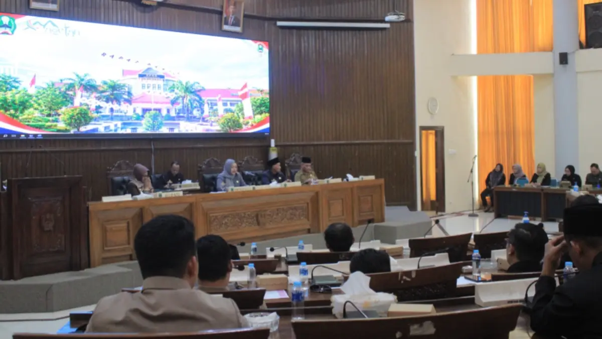 BAHAS BERSAMA: Suasana rapat paripurna persetujuan bersama Raperda P-APBD 2026 antara DPRD dan Pemkab Magetan, Senin (28/9). AJI PUTRA/RADAR MAGETAN