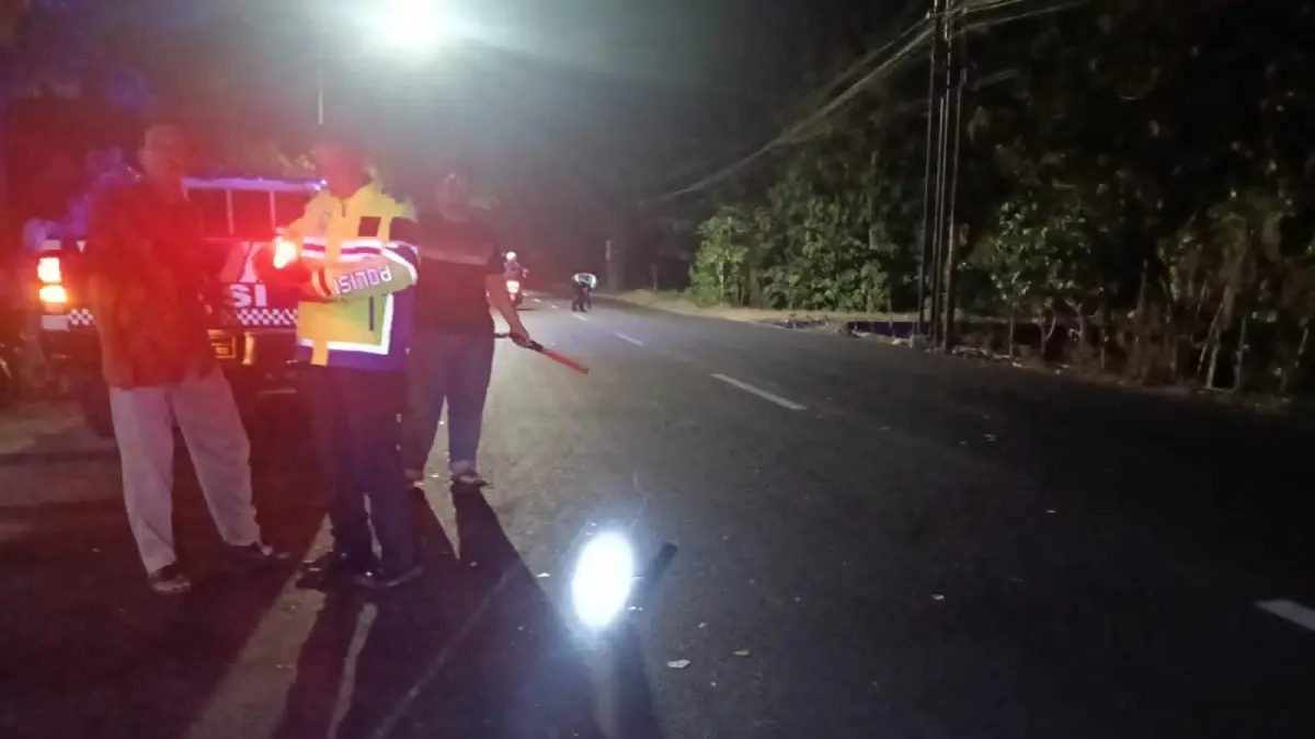 KECELAKAAN MAUT: Petugas menangani kecelakaan sepeda motor dan truk boks di Jalan Raya Kawedanan–Takeran, Desa Kuwonharjo, Senin (28/9) petang. ISTIMEWA