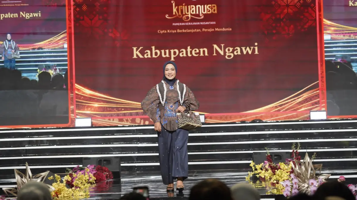 PROMOSI KRIYA: Ketua Dekranasda Ngawi Ana Mursyida mengenakan batik Wahyu Ngawiyat dalam rangkaian Pameran Kriyanusa 2026 di Jakarta Convention Center.