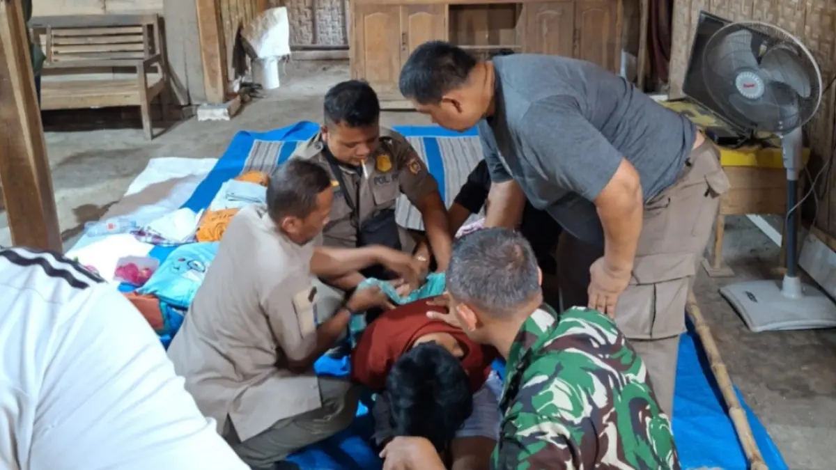 DIAMANKAN: Sejumlah petugas mengevakuasi Santosa di Desa Cangakan, Ngawi, setelah sempat mengacungkan celurit saat hendak diamankan, Minggu (27/9).