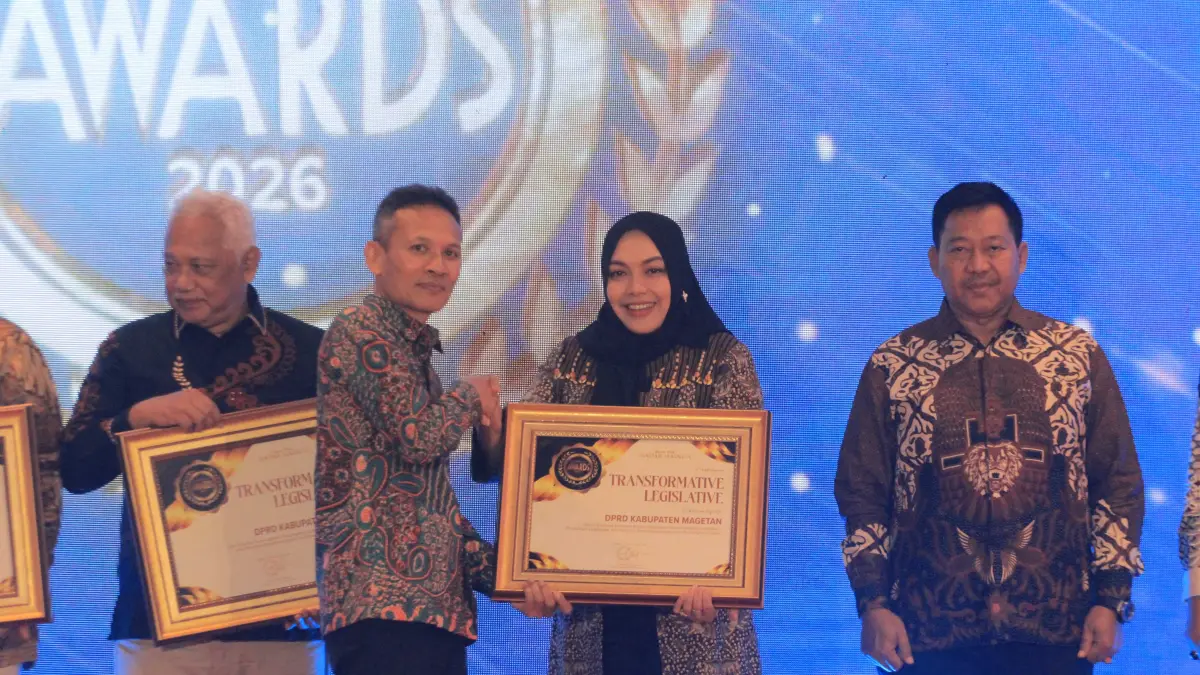 Ketua DPRD Magetan Riyin Nur Asiyah menerima penghargaan Transformative Legislative dalam ajang Radar Madiun Awards 2026, Selasa (29/9). (AJI PUTRA/RADAR MADIUN)