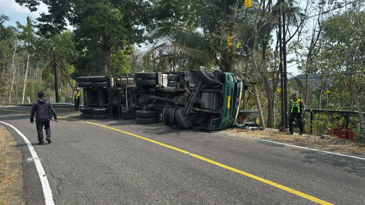 TERGULING: Truk Hino SG W 9134 UJ terguling setelah menghantam guardrail di Jalan Raya Pacitan–Solo, Desa Jatisari, Kecamatan Donorojo, Rabu (30/9).