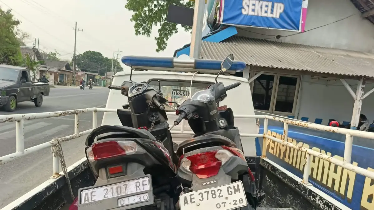 OLAK TKP DAN AMANKAN BARANG BUKTI: Petugas Satlantas Polres Madiun melakukan penanganan di lokasi insiden kecelakaan maut yang menewaskan seorang pelajar SMAN 6 Madiun di Jalan Pagotan-Nglandung, Desa Nglandung, Kecamatan Geger.
Foto: Satlantas Polres Madiun/Radar Caruban