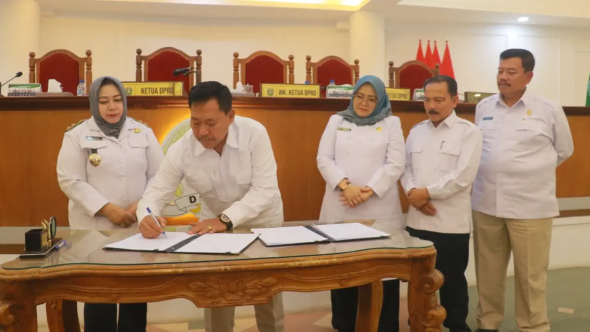 PENANDATANGANAN KESEPAKATAN: Ketua DPRD Ponorogo Dwi Agus Prayitno (dua dari kanan) bersama pimpinan dewan dan Pemkab Ponorogo menandatangani nota persetujuan bersama Perubahan APBD (P-APBD) 2026 di gedung dewan setempat.
Foto: DPRD untuk Jawa Pos Radar Ponorogo