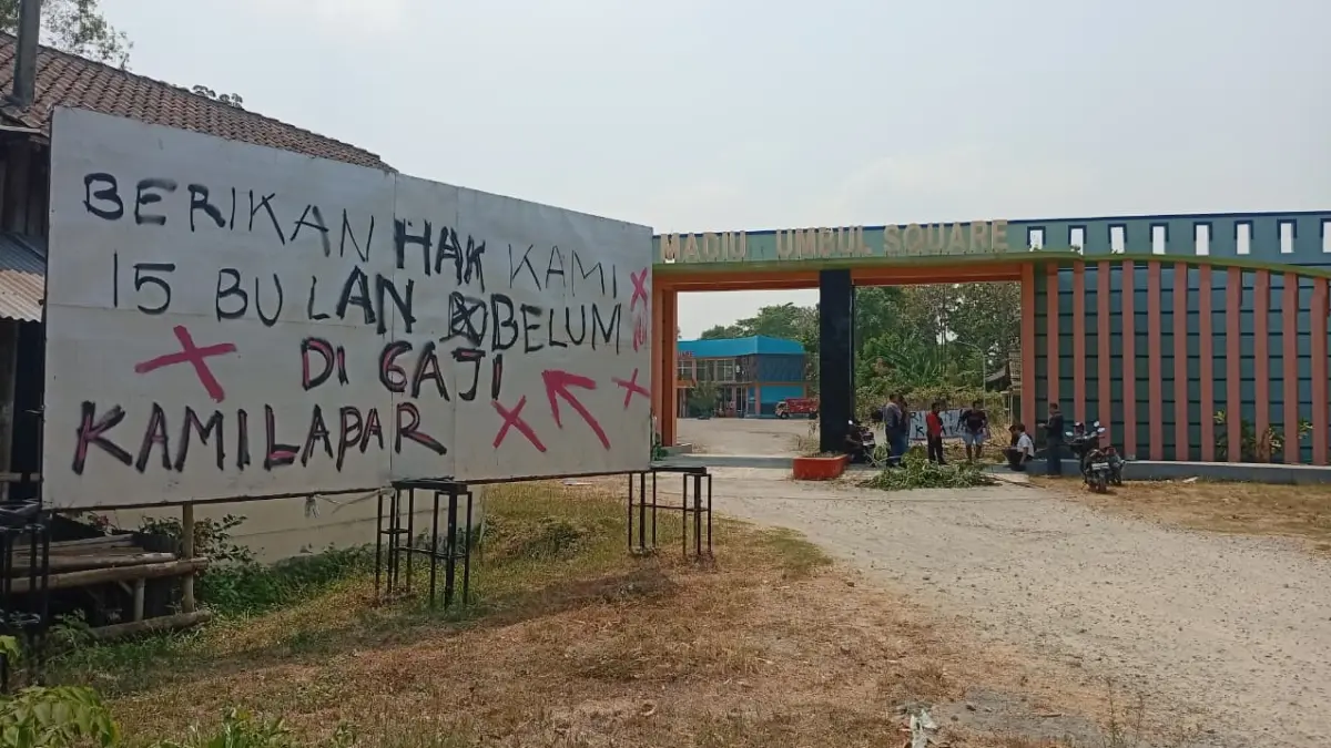 MOGOK DAN UNJUK RASA: Puluhan karyawan Madiun Umbul Square (MUS) membentangkan spanduk tuntutan di depan pintu masuk objek wisata BUMD Kabupaten Madiun di Kecamatan Dolopo. Mereka menuntut kejelasan pembayaran tunggakan gaji selama 15 bulan.
Foto: Dian Rahayu/Radar Caruban