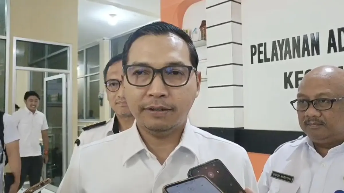 DAMPINGI LINGKUNGAN: Plt Wali Kota Madiun F. Bagus Panuntun memberikan arahan terkait realisasi dan transparansi penggunaan dana Rp 10 juta per RT di Kecamatan Taman yang disesuaikan dengan rencana anggaran biaya (RAB) masing-masing lingkungan.
Credit: Foto: Dok. Jawa Pos Radar Madiun
