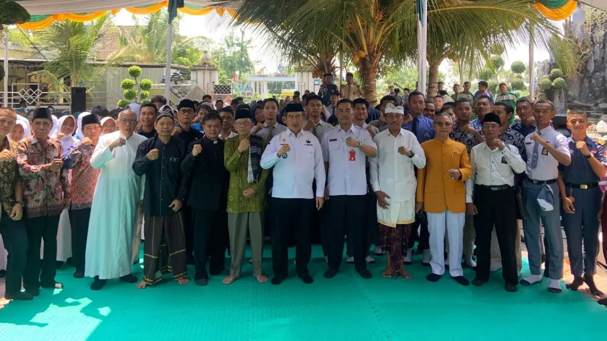 Bupati Hari Wuryanto memberikan pembekalan wawasan kebangsaan bagi 152 peserta seminar di kawasan Wisata Religi Lima Tempat Ibadah.