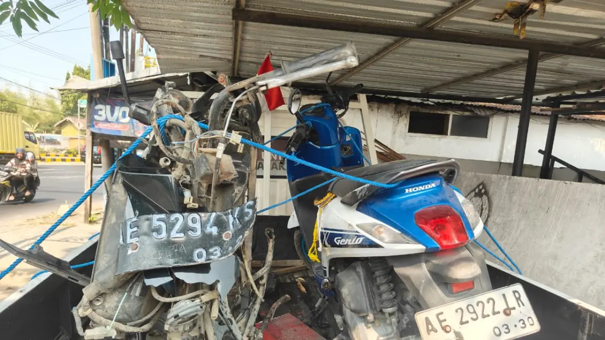 KECELAKAAN: Petugas menangani kecelakaan yang melibatkan dua sepeda motor dan sebuah bus di Jalan Raya Magetan–Maospati, Desa Gambiran, Kecamatan Maospati, Kamis (1/10).