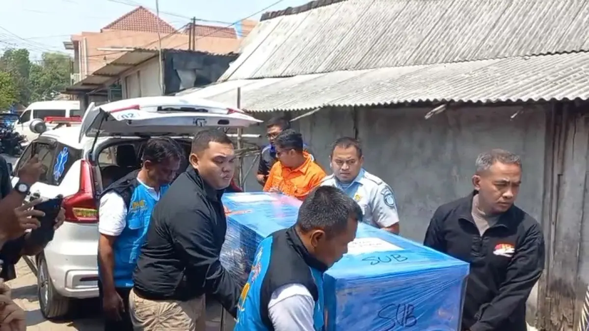 DISALATKAN DAN DIMAKAMKAN: Suasana haru mewarnai prosesi penurunan peti jenazah Doddy Sumarno, korban tragedi karamnya kapal KM Virgo Transport 8, saat tiba di rumah duka di Desa Klitik, Kecamatan Geneng, Ngawi, sebelum dimakamkan di TPU setempat.
Foto: Asep Syaeful Bachri/Jawa Pos Radar Ngawi