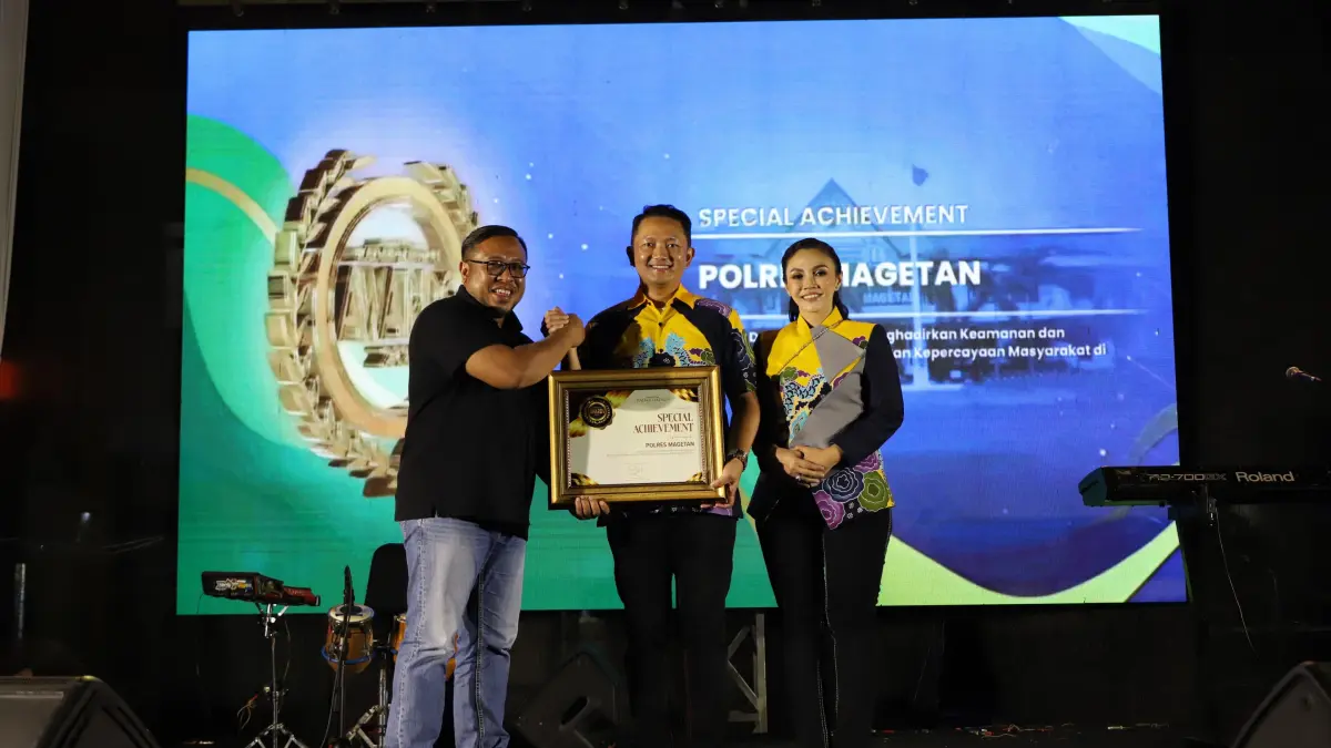 Direktur Jawa Pos Radar Madiun Ockta Prana Lagawira menyerahkan penghargaan Special Achievement Radar Madiun Awards 2026 kepada Polres Magetan. Penghargaan diterima langsung AKBP Raden Erik Bangun Prakasa pada acara Malam Akrab Pisah Sambut Kapolres Magetan, Rabu (30/9).