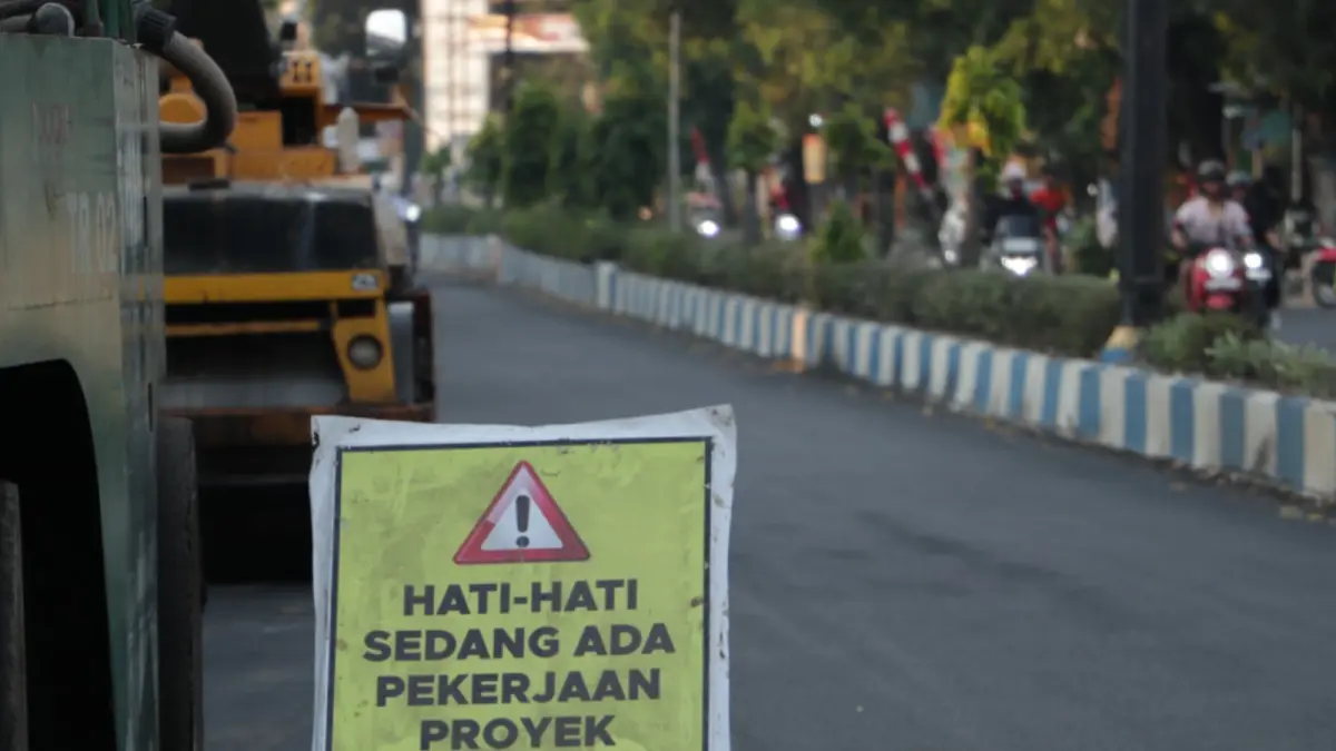 DILANJUTKAN BERTAHAP: Alat berat memadatkan material perbaikan salah satu ruas jalan di Ponorogo. Pemkab Ponorogo menambah alokasi Rp 10 miliar pada P-APBD 2026 untuk menyempurnakan infrastruktur jalan yang terukur tuntas sebelum tutup tahun.
Foto: Radar Ponorogo