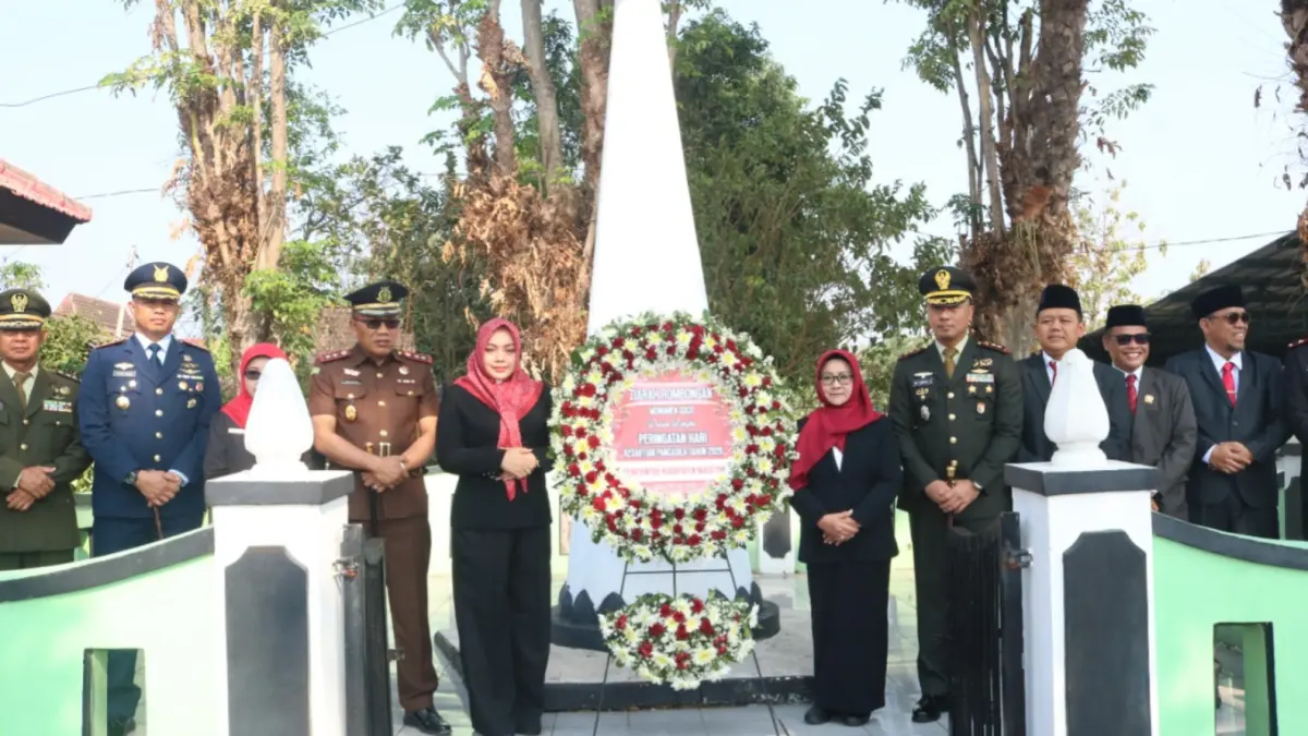 RAWAT SEJARAH DAN PERSATUAN: Ketua DPRD Magetan Riyin Nur Asiyah (tiga dari kiri) bersama Bupati Nanik Endang Rusminiarti dan jajaran Forkopimda foto bersama usai upacara peringatan Hari Kesaktian Pancasila di situs bersejarah Monumen Soco, Kecamatan Bendo, Kamis (1/10).
Foto: Aji Putra/Radar Magetan