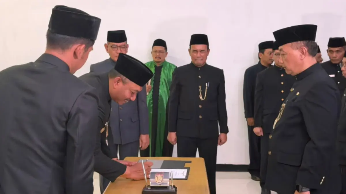 PENGAMBILAN SUMPAH JABATAN: Suasana pelantikan dan pengambilan sumpah jabatan 19 pejabat pimpinan tinggi pratama, administrator, dan pengawas Pemkab Ngawi oleh Bupati Ony Anwar Harsono di Pendapa Wedya Graha.
Foto: Prokopim Ngawi untuk Jawa Pos Radar Ngawi
