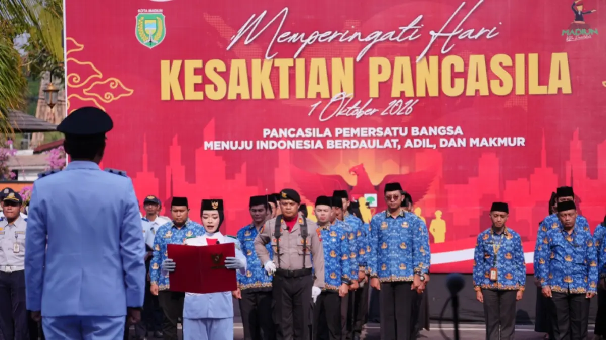 KHIDMAT DAN PENUH MAKNA: Plt Wali Kota Madiun F. Bagus Panuntun saat memimpin dan mengikuti prosesi Upacara Peringatan Hari Kesaktian Pancasila di halaman Balai Kota Madiun pada Kamis (1/10). Foto: Diskominfo untuk Jawa Pos Radar Madiun