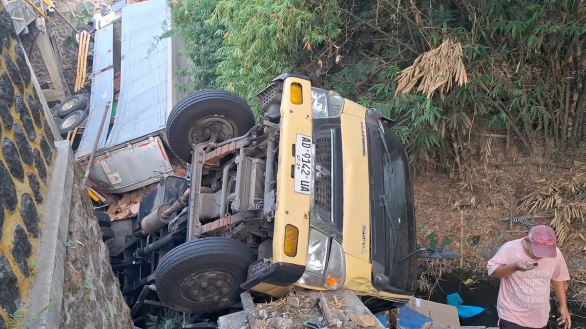 EVAKUASI DI DASAR SUNGAI: Petugas dan warga bergotong royong mengevakuasi muatan serta dua unit truk yang terjun bebas setinggi 15 meter ke dasar Sungai Jembatan Bangon, Jalan Raya Ngawi–Caruban, Kecamatan Karangjati, Jumat (2/10).
Foto: Asep Syaeful Bachri/Jawa Pos Radar Ngawi