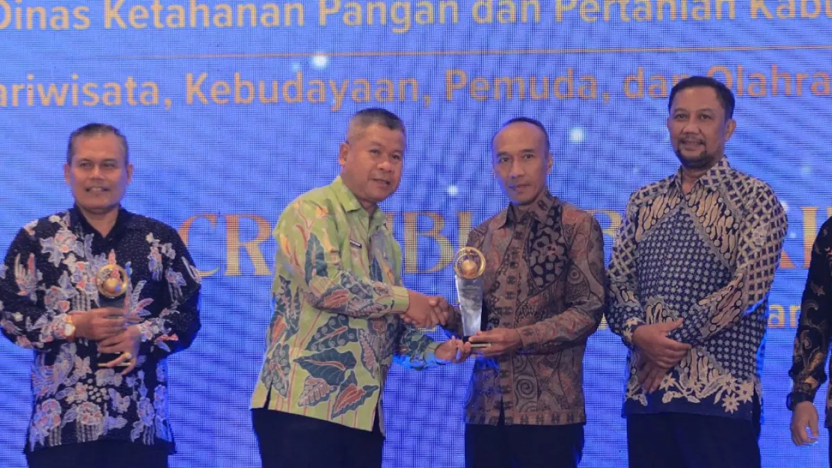 SELAMAT: Dinas Ketahanan Pangan dan Pertanian Pacitan dinobatkan sebagai Top Public Service di Jawa Pos Radar Madiun Awards 2026. Penghargaan diserahkan Sekda Pacitan Heru Wiwoho kepada Kepala Dinas Ketahanan Pangan dan Pertanian Pacitan Sugeng Santoso.