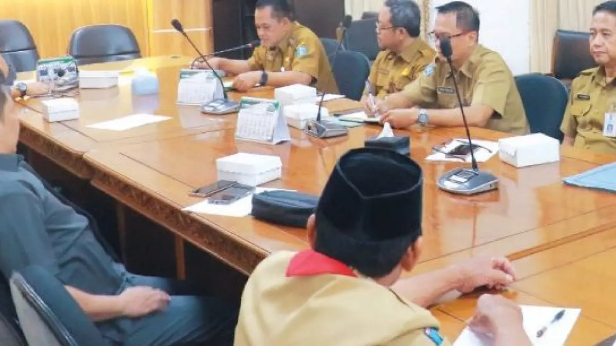 Suasana rapat dengar pendapat (RDP) antara Komisi A DPRD Ponorogo bersama BKPSDM membahas kekosongan 62 jabatan, Selasa (6/10).