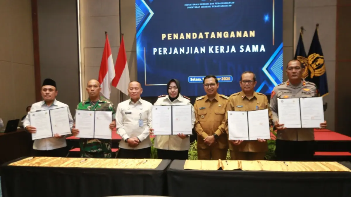 PERKUAT PENGAWASAN: Bapas Kelas II Madiun menggandeng pemerintah daerah dan aparat penegak hukum melalui penandatanganan perjanjian kerja sama (PKS) untuk memperkuat pembimbingan dan pengawasan klien pemasyarakatan, Selasa (13/10). (BAGAS BIMANTARA/JAWA POS RADAR MADIUN)