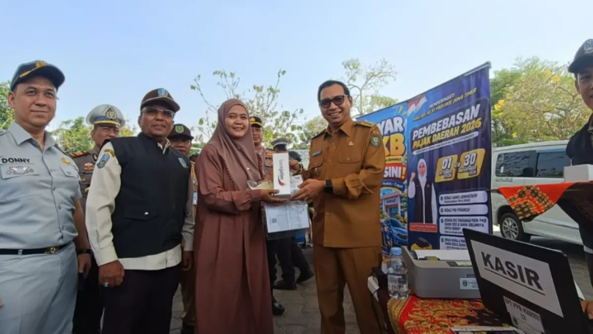 TINJAU LAYANAN PAJAK: Plt Wali Kota Madiun F Bagus Panuntun saat meninjau langsung proses pelayanan pembayaran pajak kendaraan bermotor (PKB) di tempat pada gelaran operasi gabungan di Jalan Jawa, Manguharjo, Selasa (13/10).
Foto: Hengky Ristanto/Jawa Pos Radar Madiun