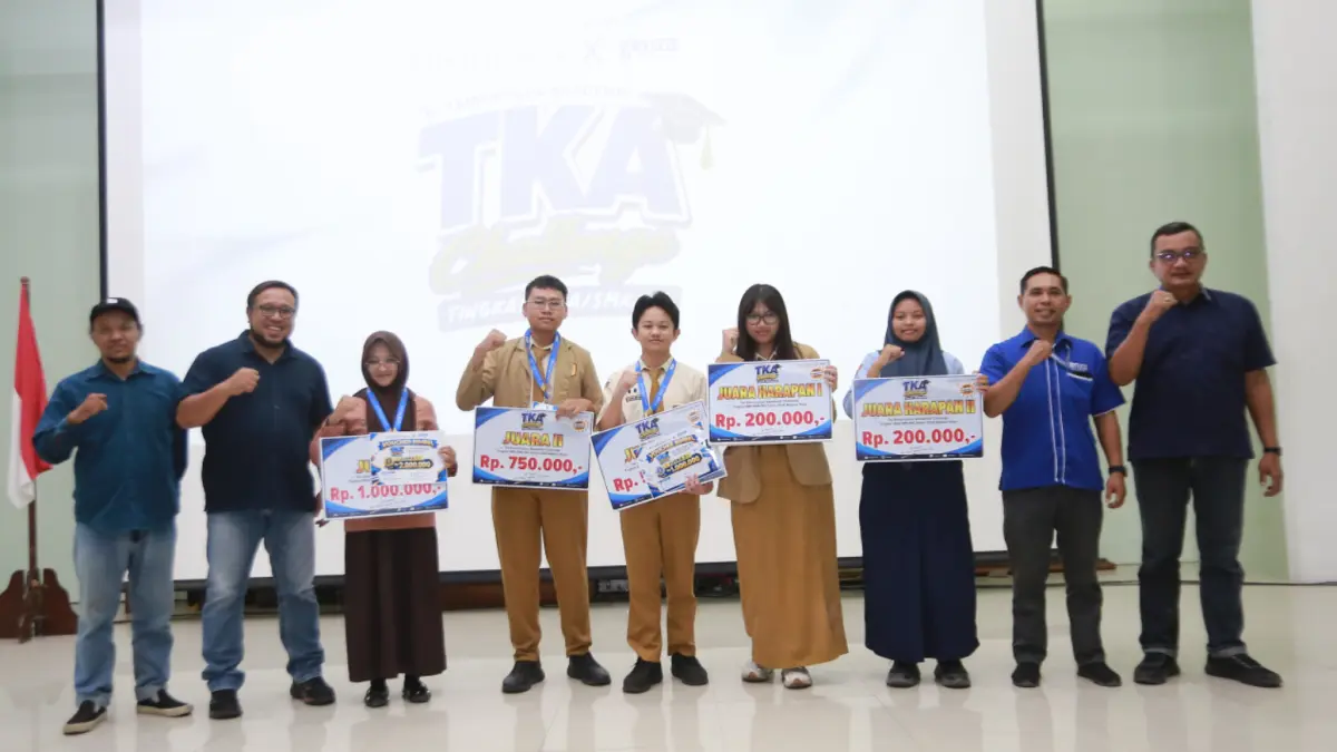 Direktur Jawa Pos Radar Madiun Ockta Prana Lagawira (dua dari kiri), Pemred Jawa Pos Radar Madiun Hengky Ristanto (paling kiri), Head of Academic Genza Education Muhammad Yahya (dua dari kanan), GM Jawa Pos Radar Madiun Arfinanto Arsyadani (paling kanan), dan para juara Grand Final TKA Challenge 2026.