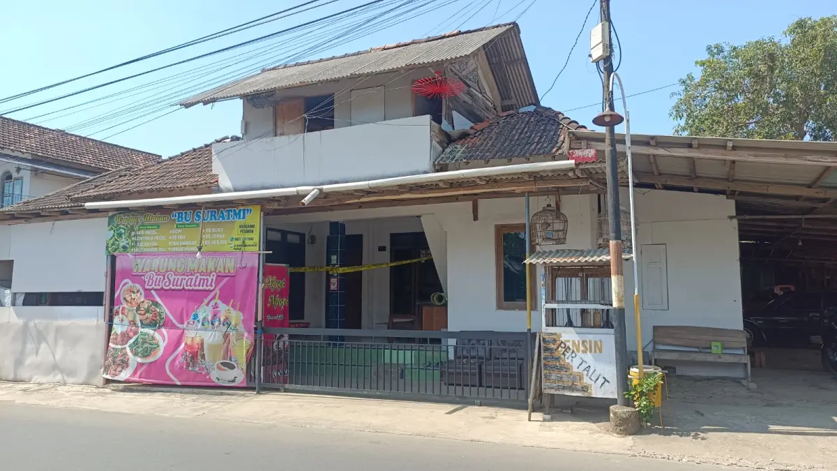 DIGARIS POLISI: Sebuah rumah di Kelurahan Ploso, Pacitan, dipasangi garis polisi. NUR CAHYONO/RADAR PACITAN