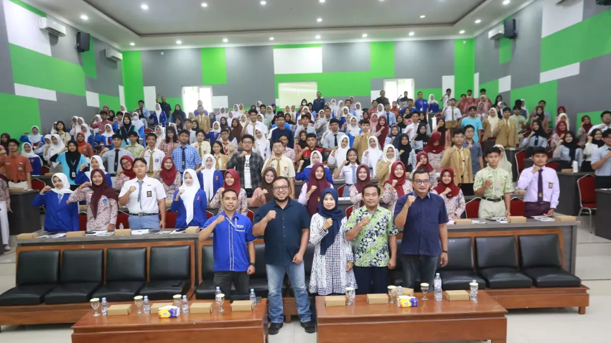Direktur Jawa Pos Radar Madiun Ockta Prana Lagawira (dua dari kiri), Head of Academic Genza Education Muhammad Yahya (paling kiri), Pengawas SMK Mulifah (tiga dari kiri), Kasi SMA Cabdindik Pacitan Ali Mahfud (dua dari kanan), GM Jawa Pos Radar Madiun Arfinanto Arsyadani (paling kanan) bersama 200 peserta Grand Final TKA Challenge 2026.