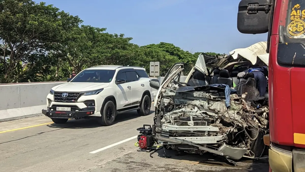 KECELAKAAN MAUT: Kondisi minibus Elf rombongan suporter PSS Sleman yang terlibat kecelakaan dengan truk tronton di KM 616+200 Tol Ngawi–Kertosono, Saradan, Minggu (18/10).
