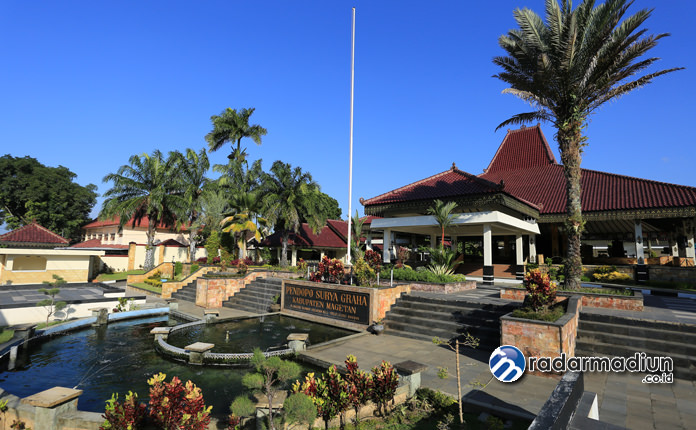 TERBUKA UNTUK UMUM: Pendapa Surya Graha yang juga merupakan komplek rumah dinas bupati Magetan bakal dijadikan lokasi open house saat Lebaran besok.