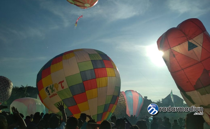 TRADISI IDUL FITRI: Ribuan warga menghadiri Festival balon udara di Lapangan Nongkodono, Kauman, Rabu (12/6). 