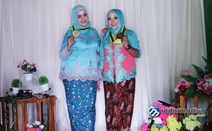 MANDIRI: Ulfa dan Bella memilih berbisnis persewaan backdrop daripada bekerja sebagai karyawan.